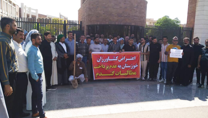 احتجاجاً علی عدم دفع مستحقاتهم وقفات احتجاجیة لمزارعي القمح في الأهواز