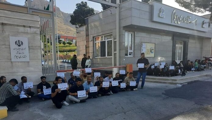 علاوة علی احتجاج موظفو مصفاة آبادان، استمرار إضراب أكثر من 20 ألف عامل في صناعات النفط والغاز في إيران للیوم الثامن علی التوالي
