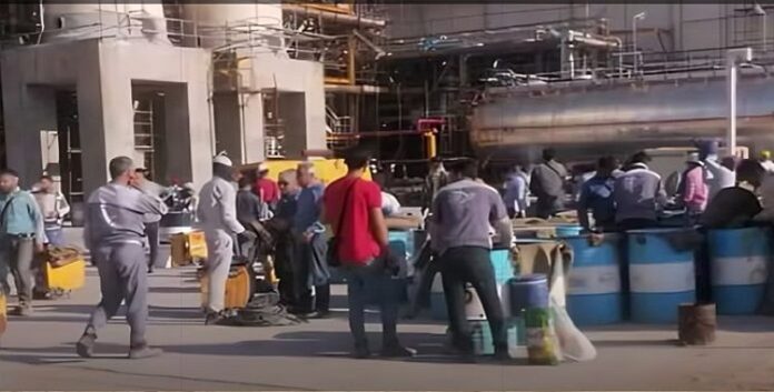 یشمل اکثرمن60 شرکة مقاولات، إضراب أكثر من 8000 عامل في صناعات النفط والغاز الإيرانية