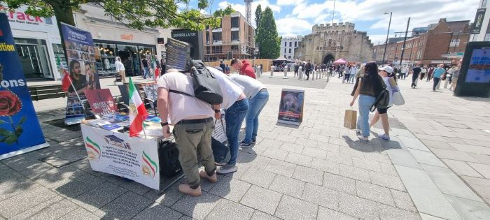 احیائاً لذكرى شهداء الانتفاضة الإيرانية طاولة كتب ومعرض صور للشهداء في ساوث هامبتون المملكة المتحدة