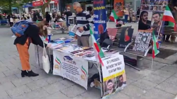 احیائاً لذكرى شهداء الانتفاضة الإيرانية طاولة كتب ومعرض صور للشهداء في ساوث هامبتون المملكة المتحدة