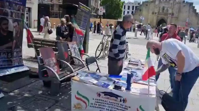 احیائاً لذكرى شهداء الانتفاضة الإيرانية طاولة كتب ومعرض صور للشهداء في ساوث هامبتون المملكة المتحدة