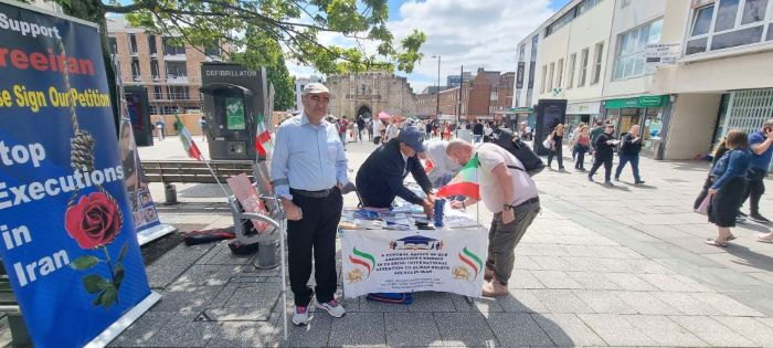 احیائاً لذكرى شهداء الانتفاضة الإيرانية طاولة كتب ومعرض صور للشهداء في ساوث هامبتون المملكة المتحدة