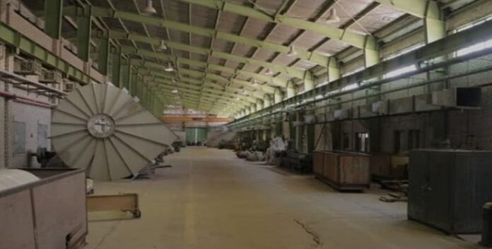 إيران – مطالبین بإعادة فتح المصنع ودفع الأجور، استمرار إضرات 350 عاملاً في صناعات ديبا للورق