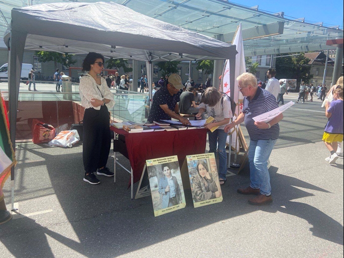 تكريما للشهداء، طاولة كتب ومعرض لصور الشهداء الانتفاضة الوطنية إيرانیة في برن، سويسرا