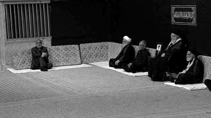 جوهره نظام ولالية الفقیة التخلف و الفساد