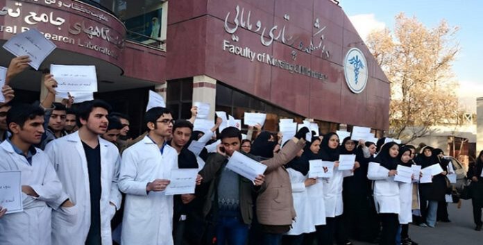 الهجرة المتزايدة للممرضات الإيرانيات تثير مخاوف بشأن أزمة الرعاية الصحية