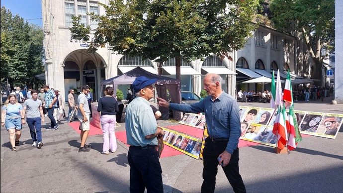 تضامنا مع الانتفاضة الوطنية الایرانیة طاولة كتب ومعرض لصور الشهداء في مدینة زيورخ، سويسرا