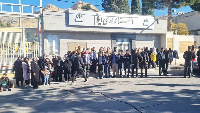 بشعارإثارة الحروب كافية، موائدنا فارغة، استمرار الاحتجاجات في إيران