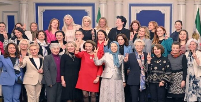 نساء العالم يقفن الى جانب المرأة الايرانية