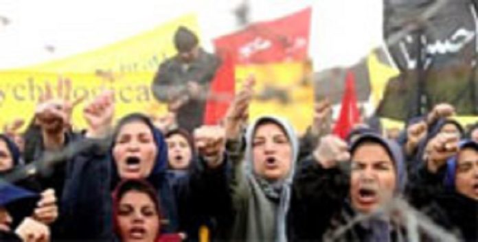 النساء الإيرانيات قوة حاسمة في معركة الديمقراطية