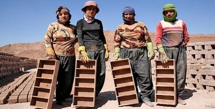 ایران.. ملايين النساء المعيلات یكفاحن من أجل البقاء في ظل القمع والفقر