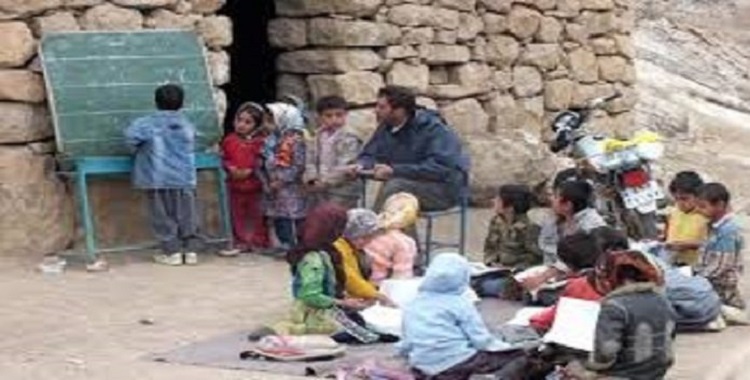 أطفال الريف في إيران.. دروس على معدة فارغة وإغماءات في طوابير المدارس