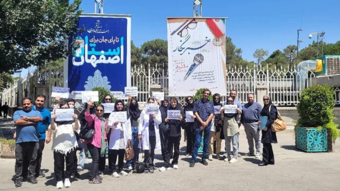 ایران.. المتقاعدون والعمال والأطباء يوحدون صفوفهم ضد نظام الملالي في موجة احتجاجات تجتاح البلاد