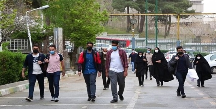 الجامعة في إيران: من حق للتعلیم الجمیع إلى تجارة مربحة لبيع الشهادات