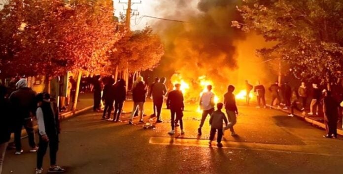 إيران على فوهة الانفجار... تزامن الأزمات ورعب النظام من الانتفاضة