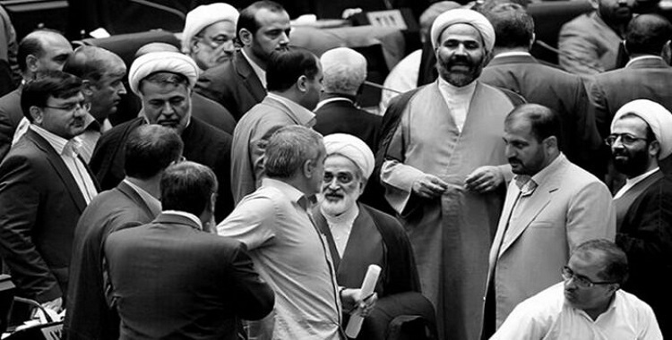 شبح انتفاضة 2019یرعب النظام الإيراني والخوف من رفع أسعار البنزين و یشعل“حرب الذئاب” داخل البرلمان