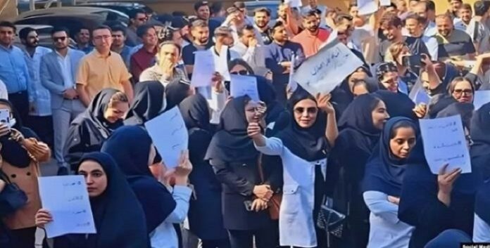 مع رواتب «تحت خط الفقر»: الممرضون الإيرانيون تحت ضغط العمل القاسي