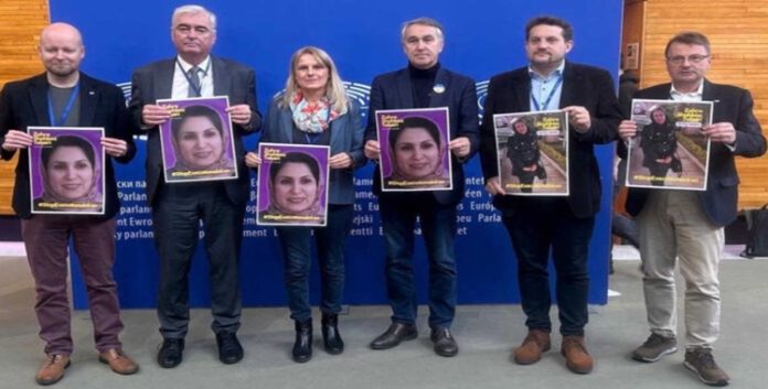 البرلمان الأوروبي يدين حكم إعدام السجينة السياسية زهرا طبري ويطالب بوقف “المحاكمات الصورية” في إيران