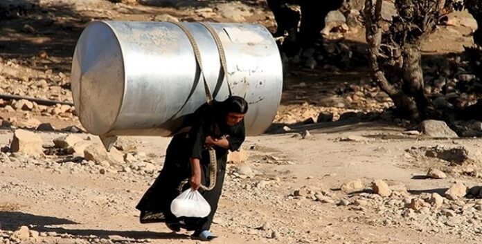 اعتراف حكومي نادر: “تأنيث الفقر” يزج بمئات الأمهات وحاملات الدكتوراه في سجون نظام الملالي