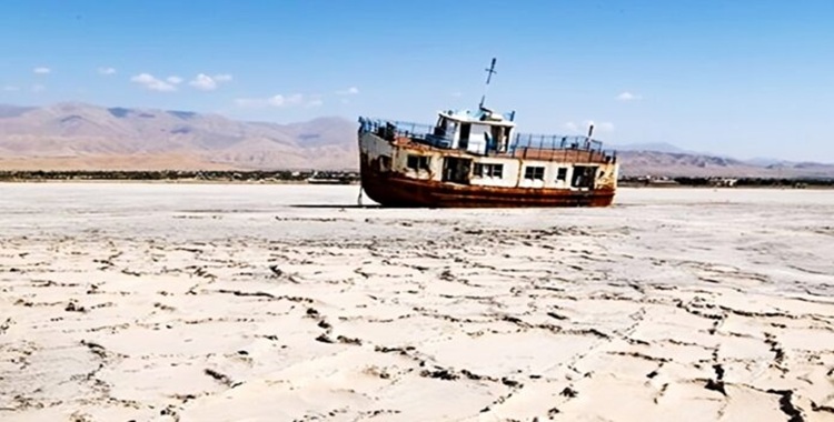 هکذا دفعت سياسات خامنئي إيران إلى حافة الانهيار المائي