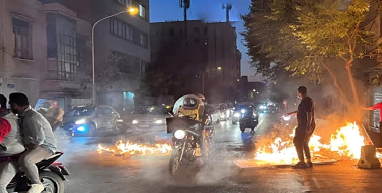 اعترافات رسمية بـ “انفجار الغضب المحتوم” و”فشل أدوات القمع” تتصاعد في قلب النظام الایراني