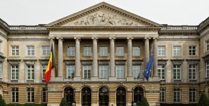 خلال استقبال السیدة مريم رجوي في يبر رئيس وزراء بلجيكا الأسبق: نضال الشعب الإيراني طريقٌ نحو السلام العالمي