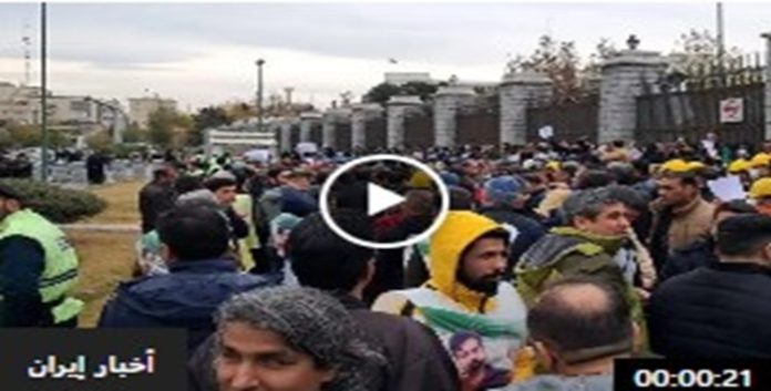 اعتراضًا على أوضاعهم المعيشية: تجمّع احتجاجي واسع لعمّال فولاذ باسارغاد كوار أمام المصنع