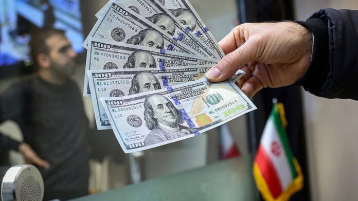 انهيار قياسي جديد للعملة الإيرانية: الدولار يتجاوز 118 ألف تومان