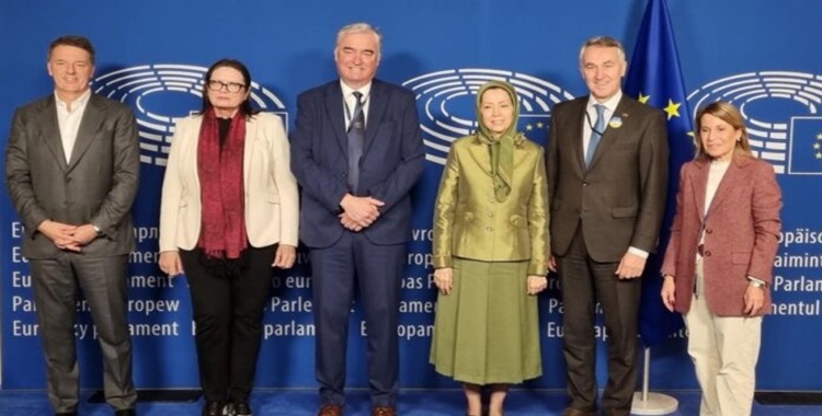 خلال استقبال السیدة مريم رجوي في يبر رئيس وزراء بلجيكا الأسبق: نضال الشعب الإيراني طريقٌ نحو السلام العالمي