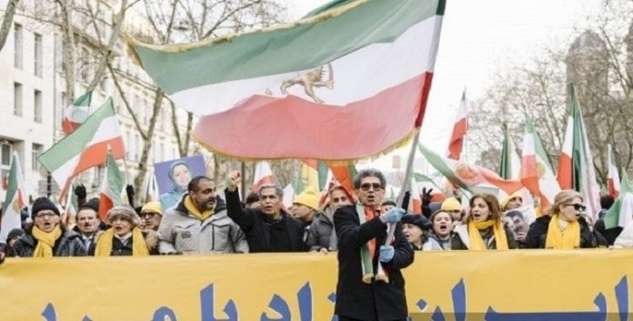 دعماً لانتفاضة إيران؛ حراك دولي واسع لأنصار “مجاهدي خلق” بشعار “لا لنظام الشاه ولا للملالي” يدوّي في عواصم الغرب