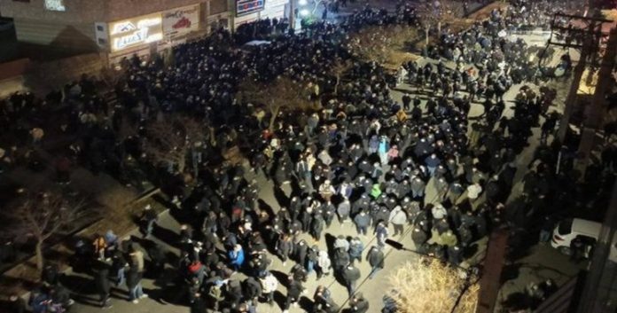 من «محاكمات الستين ثانية» إلى «عسكرة المستشفيات»… خامنئي يمدّ عمر سلطته بدماء 50 ألف معتقل