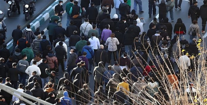 مواجهات بين الشباب الثوار وقوات الحرس وانتزاع أسلحتهم