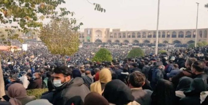 إيران على حافة الانكسار: عندما تلتقي انتفاضة الشارع مع ارتباك السماء