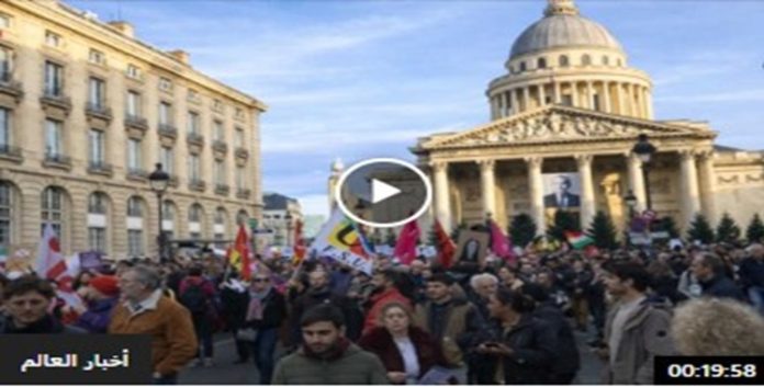 باریس..مظاهرة حاشدة تضامناً مع الانتفاضة الإيرانية ورفضاً لنظامي “الشاه والملالي”