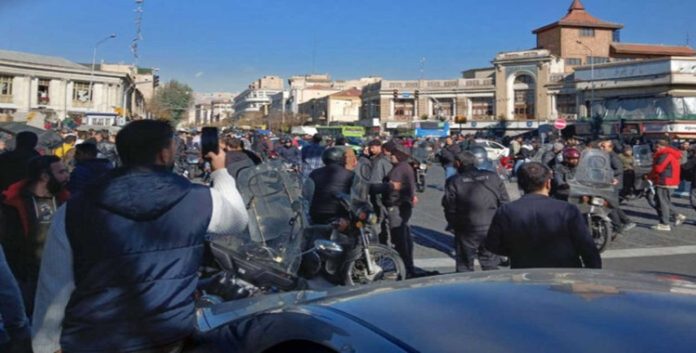 خلال مقال تحلیلي في صحيفة “لا ديبيش” الفرنسية: “أمل زائف” يخدم بقاء النظام.. والبديل ليس العودة لـ “ديكتاتورية الشاه”