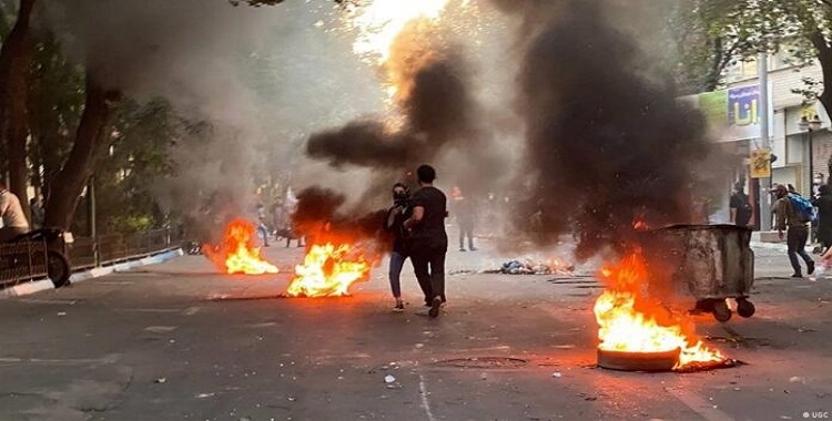 وقفة احتجاجية لمتقاعدي كرمانشاه: «إدانة لمجزرة المحتجين» و«موائدنا الخاوية تلطخت بدمائنا»