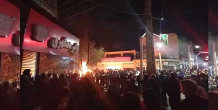 إعلام الحکومي يكشف عمق الأزمات في ایران: الاقتصاد عند حافة التوقف التام والكراهية في ذروتها..