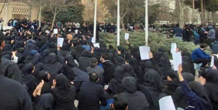 ایران... رغم القمع والإغلاقات الأمنية انتفاضة الجامعات تتصاعد في يومها الخامس