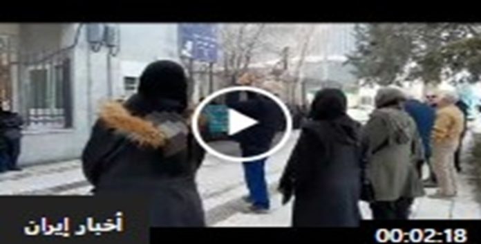 وقفة احتجاجية لمتقاعدي كرمانشاه: «إدانة لمجزرة المحتجين» و«موائدنا الخاوية تلطخت بدمائنا»