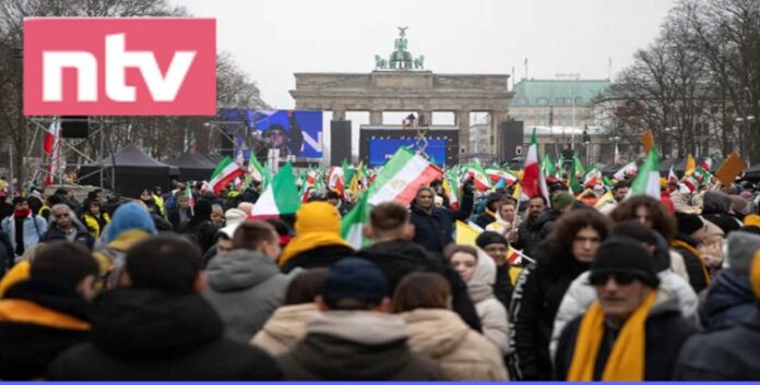 القناة الألمانية “إن تي في”: برلين تشهد انتفاضة ضد نظام الملالي… وشعار “لا للشاه ولا للملالي” يصدح في المظاهرة