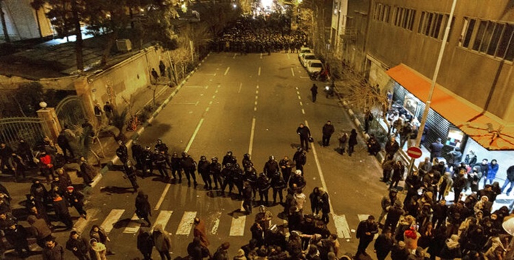 الحرب الحقيقية في إيران: عندما يعلن النظام المواجهة مع شعبه