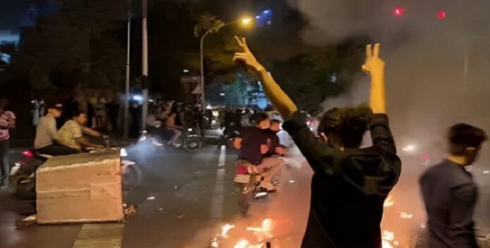 المسار الثالث: الانتفاضة والسيادة والقطيعة النهائية مع نظام الشاه ونظام الملالي