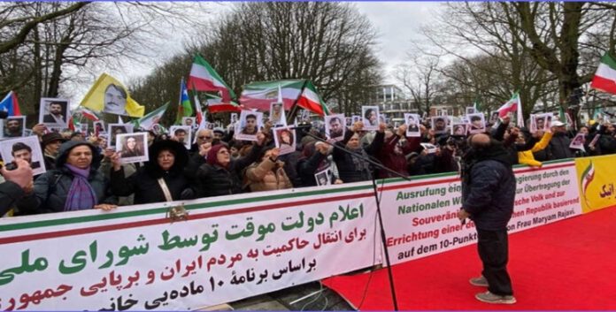 صحيفة “فيلت” الألمانية: مطالبين بإسقاط النظام ورافضين التدخل الخارجي، آلاف الإيرانيين يتظاهرون في هامبورغ