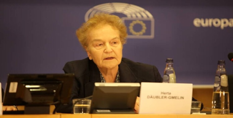 الصحافة الألمانية تسخر من ابن الشاه: أميرٌ جعل من نفسه أضحوكة