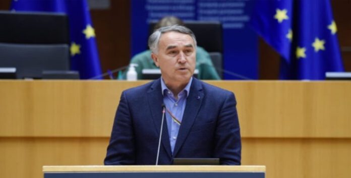 دعوة بيتراس أوستريفيشيوس لمحاسبة النظام الإيراني وتشديد المواقف الدولية