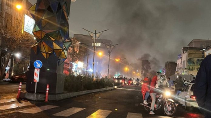 «سقوط أقنعة النصر».. لماذا يخشى النظام الإيراني 