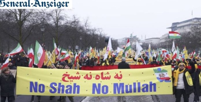 زيارة ابن الشاه لألمانیا یثیر غضب الشعب الآلماني : 22 شخصية ألمانية وعشرات المنظمات تحذر البرلمان من إضفاء الشرعية عليه