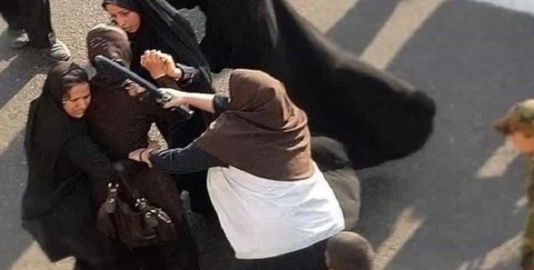حادثة دامية في لاهيجان؛ مقتل الناشطة الإيرانية مُجکان حسن‌پور بعد تعرضها لإطلاق خمس رصاصات، وسط اتهامات للأجهزة التابعة للنظام بالوقوف وراء العملية على خلفية رفضها الحجاب الإجباري