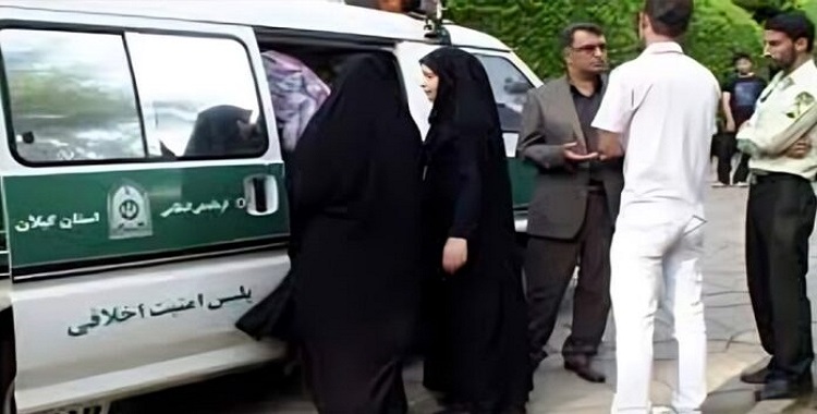 حادثة دامية في لاهيجان؛ مقتل الناشطة الإيرانية مُجکان حسن‌پور بعد تعرضها لإطلاق خمس رصاصات، وسط اتهامات للأجهزة التابعة للنظام بالوقوف وراء العملية على خلفية رفضها الحجاب الإجباري